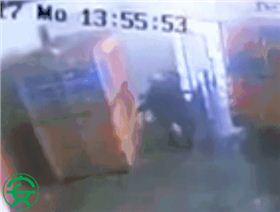 叉車運(yùn)貨擠人事故.jpg