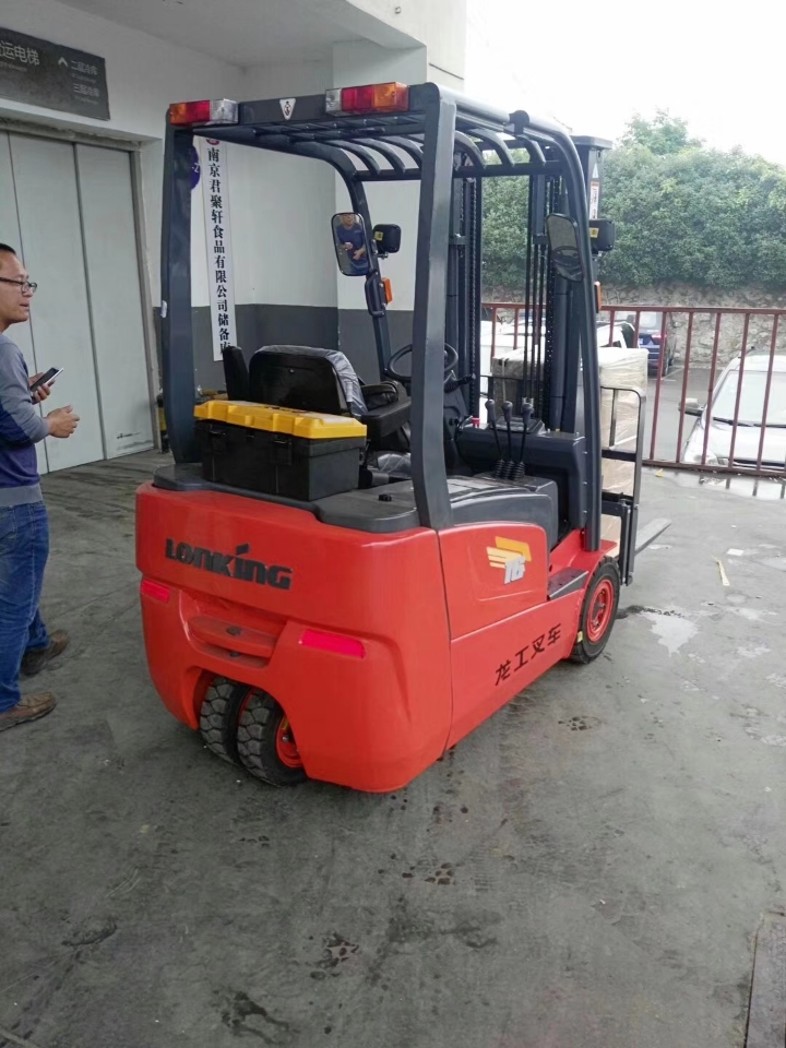 三支點(diǎn)電瓶叉車