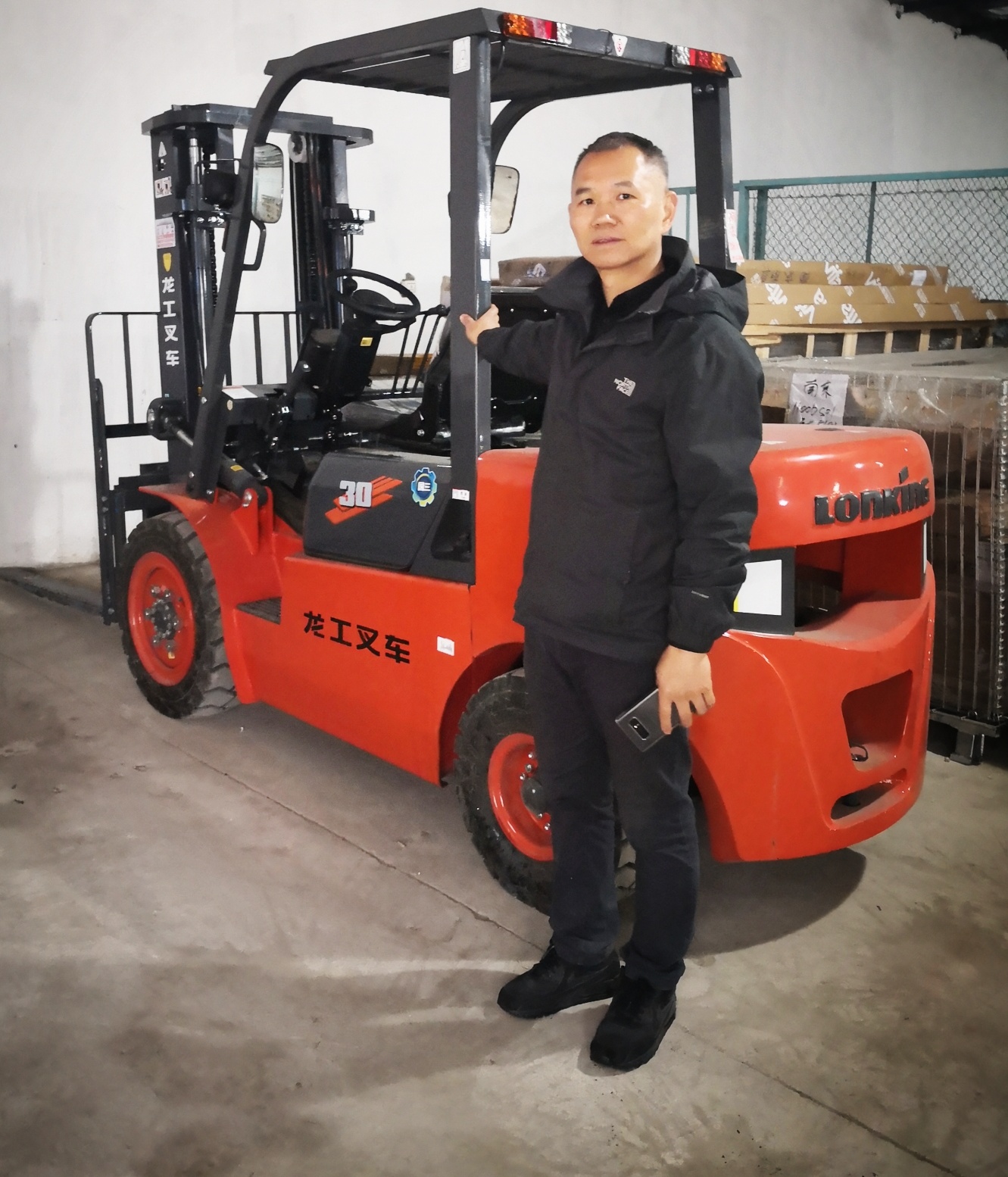 不懼嚴(yán)寒， 南京龍工柴油叉車交車忙