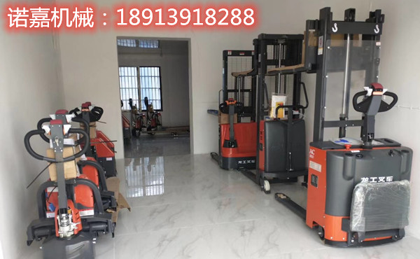 南京六合油料行業(yè)客戶一次性采購(gòu)四臺(tái)龍工電動(dòng)堆高車(chē)