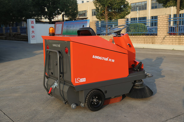 駕駛式掃地機(jī)（LS833）-南京工廠掃地機(jī)