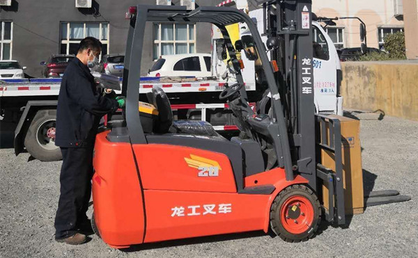 龍工三支點電動叉車- 三支點電動平衡重叉車